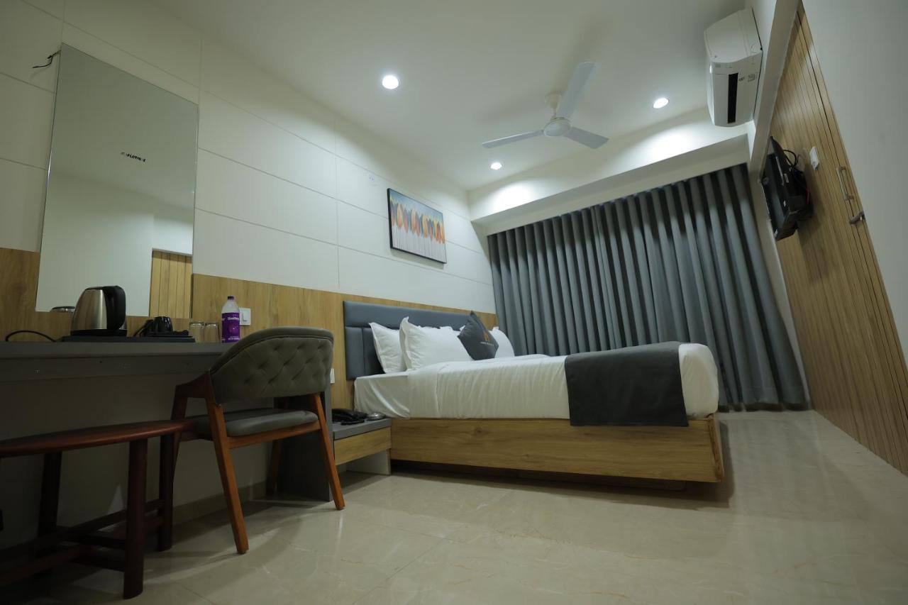 Hotel Shayan Inn Rajkot Esterno foto