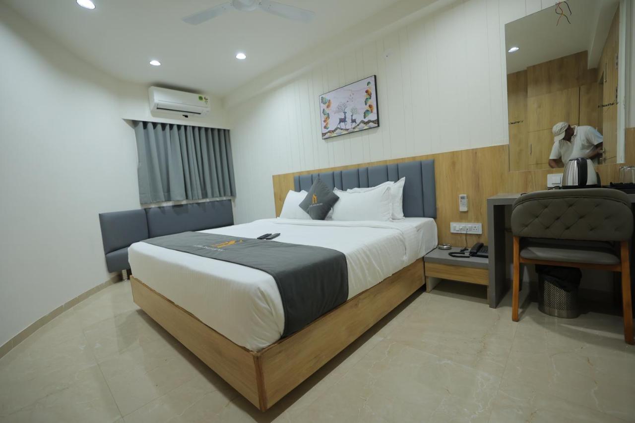Hotel Shayan Inn Rajkot Esterno foto