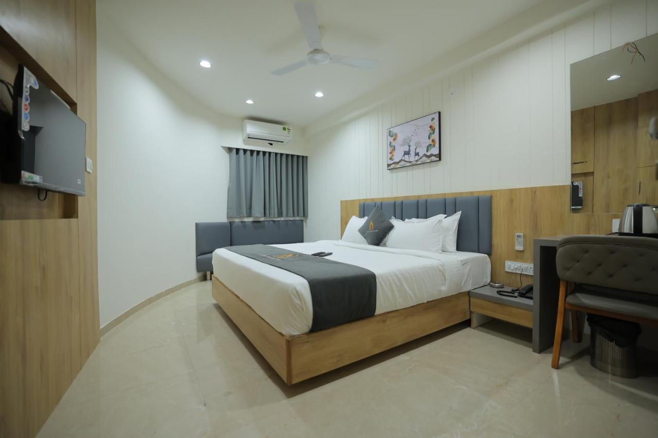 Hotel Shayan Inn Rajkot Esterno foto