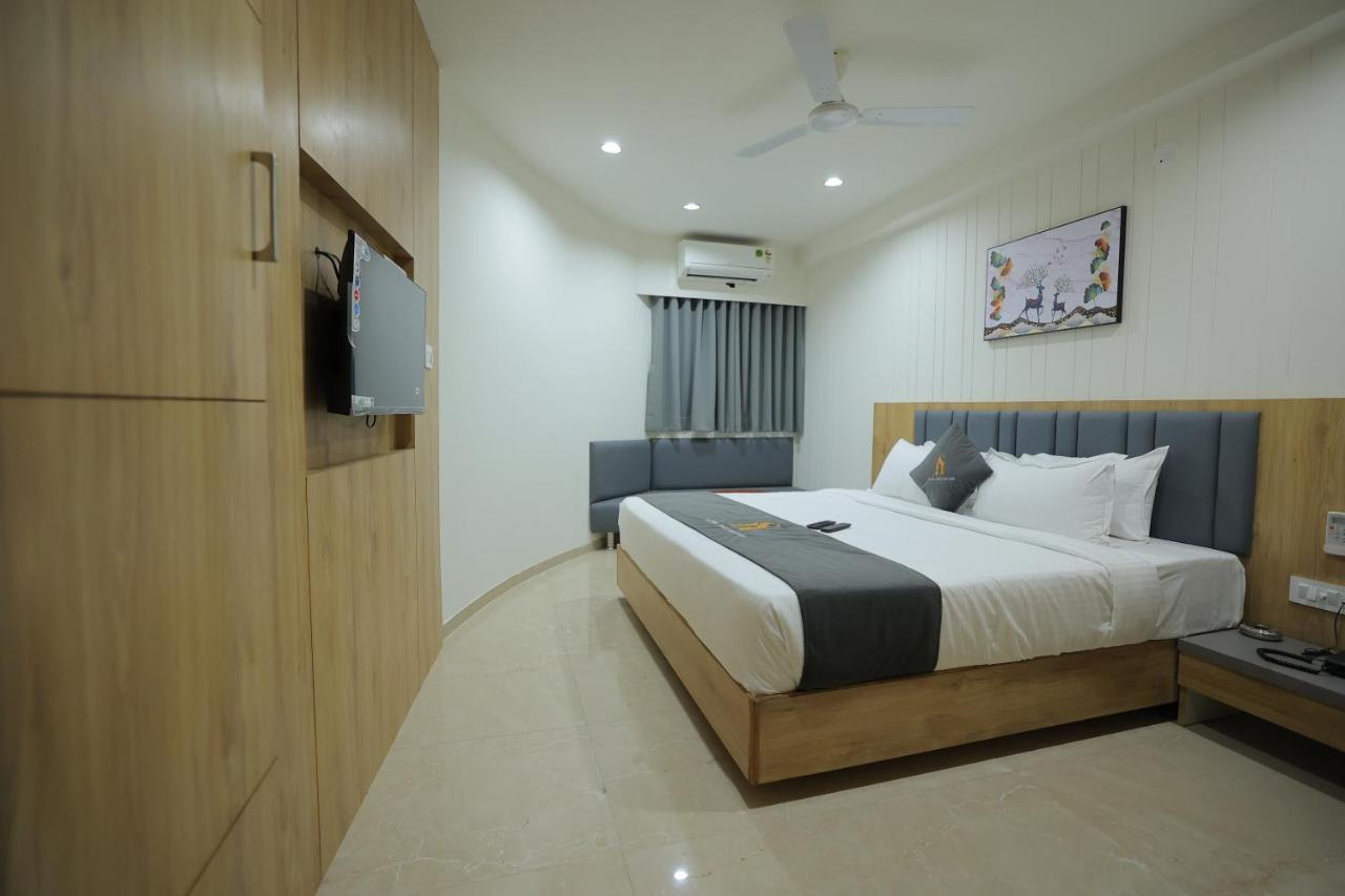 Hotel Shayan Inn Rajkot Esterno foto