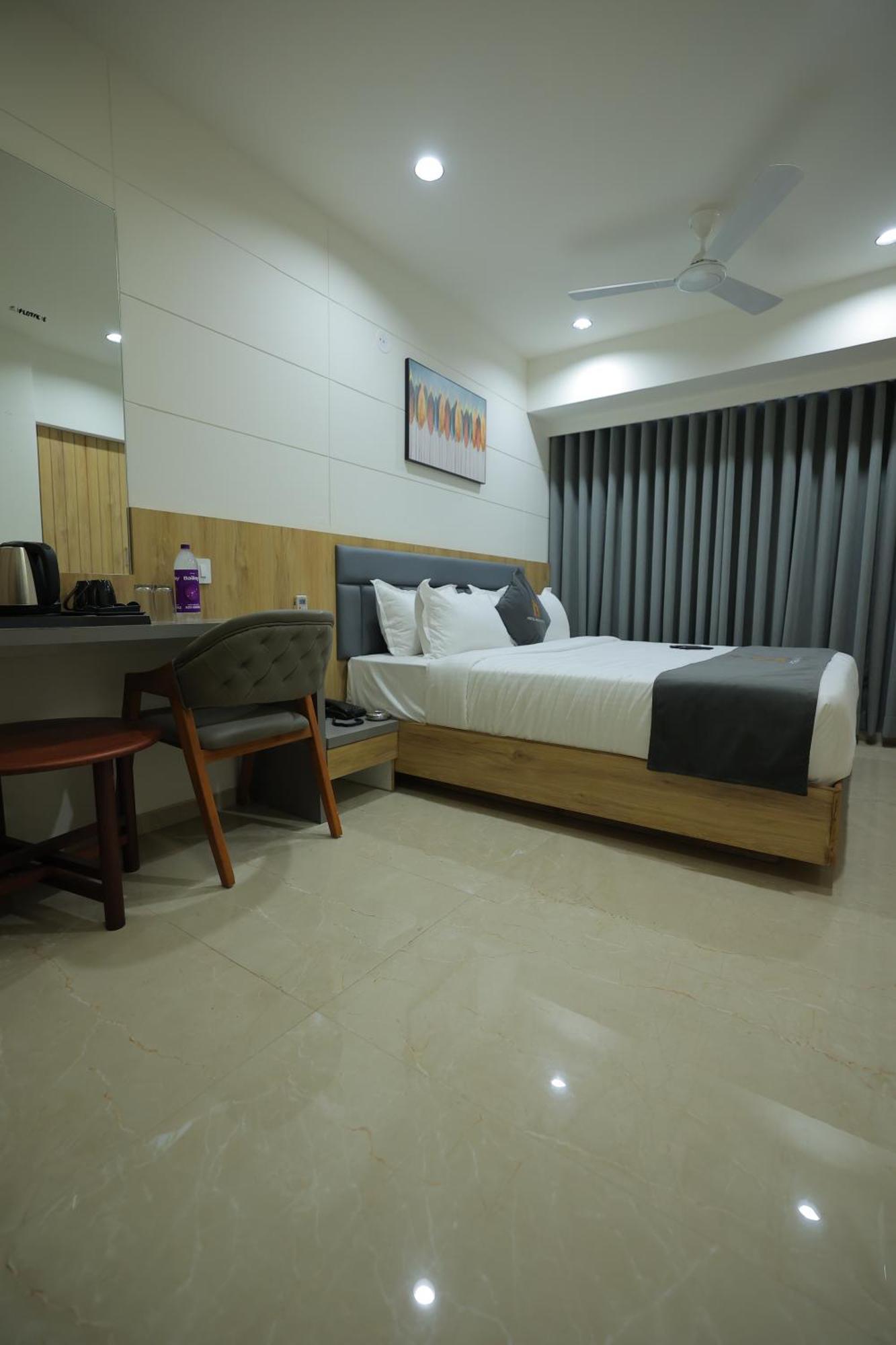 Hotel Shayan Inn Rajkot Esterno foto