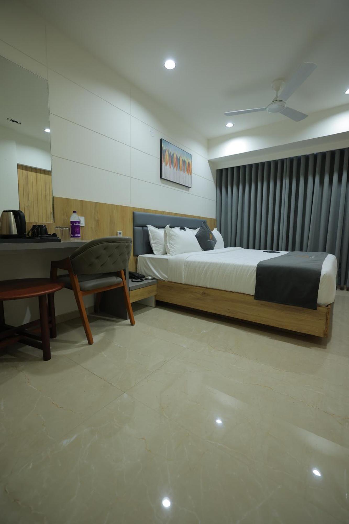 Hotel Shayan Inn Rajkot Esterno foto