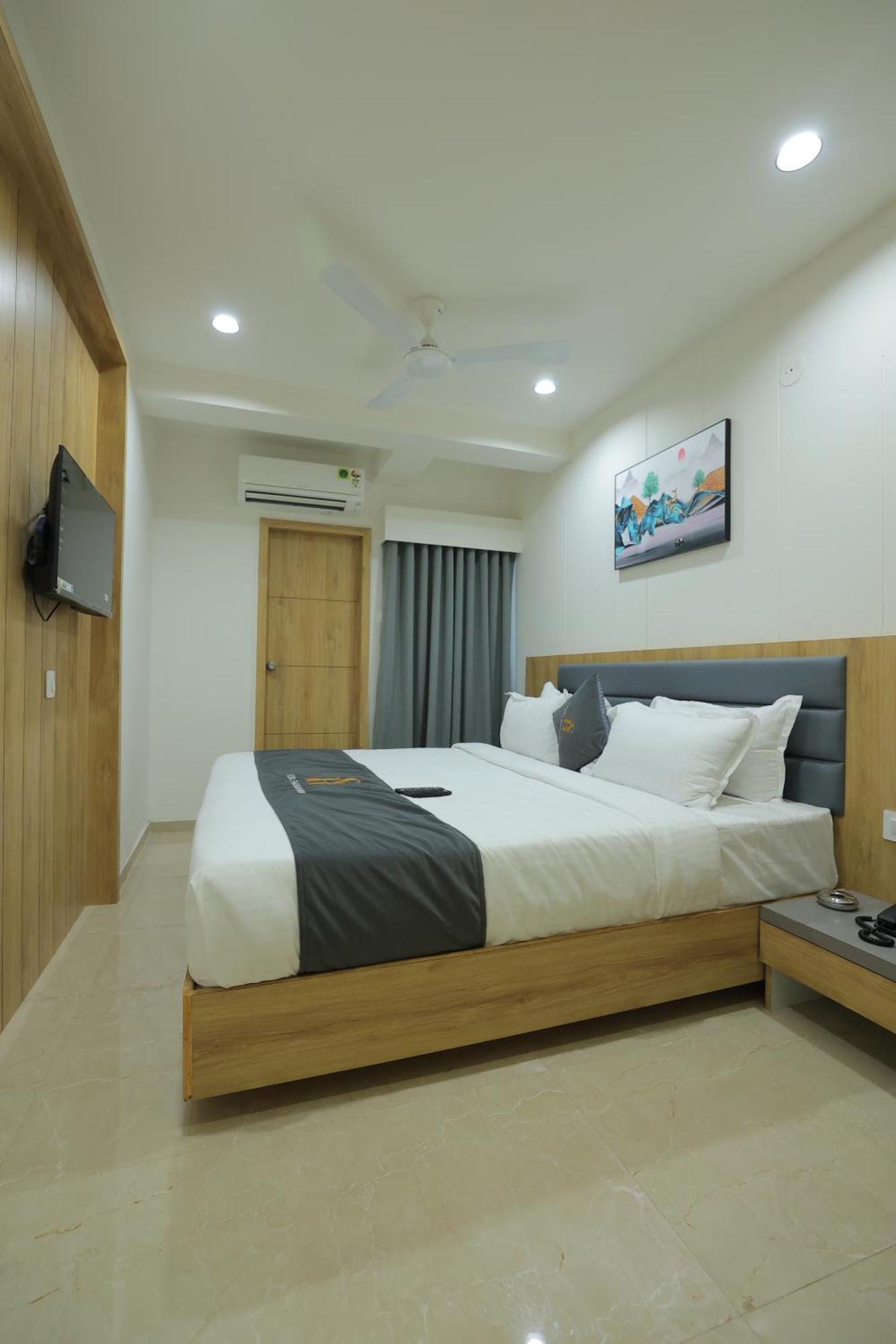 Hotel Shayan Inn Rajkot Esterno foto